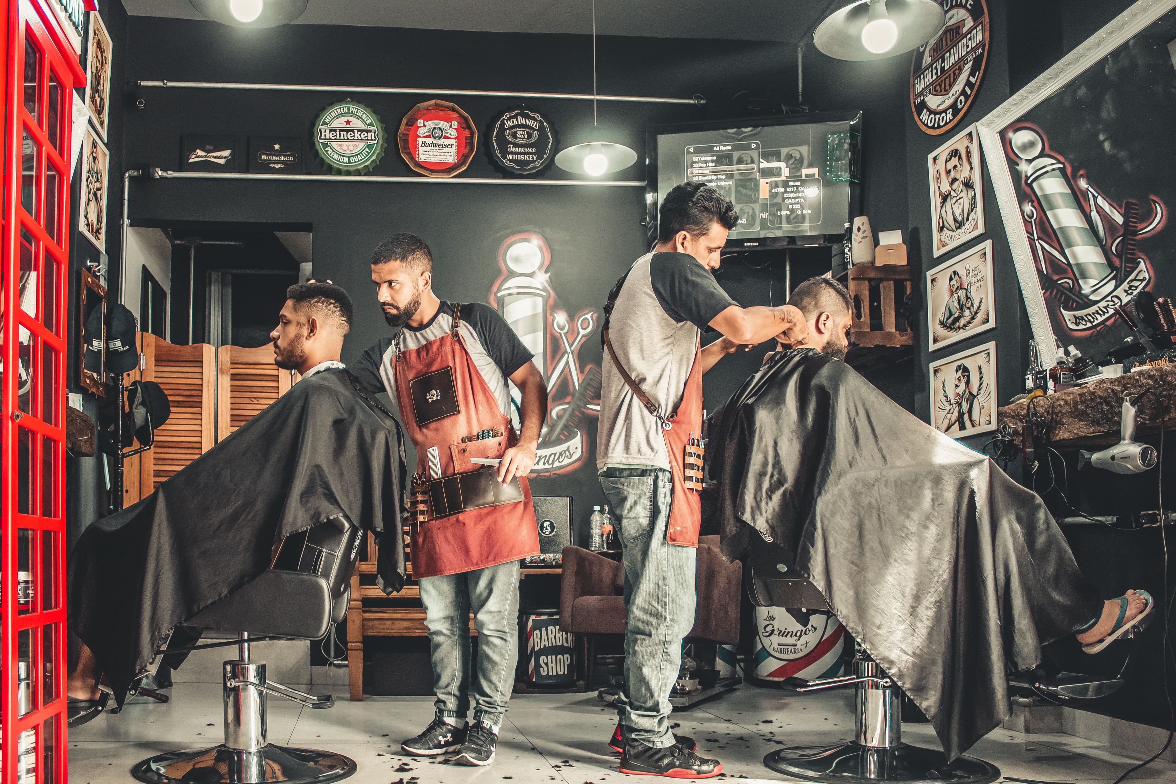 Interior de la barbería, sillón clásico y espejos